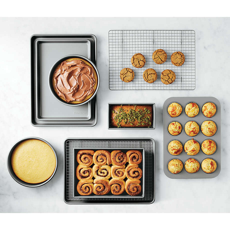  Calphalon Nonstick Bakeware Set, 10-Piece Set Includes Baking  Sheet, Cookie Sheet, Cake Pans, Muffin Pan, and More, Dishwasher Safe,  Silver: Home & Kitchen