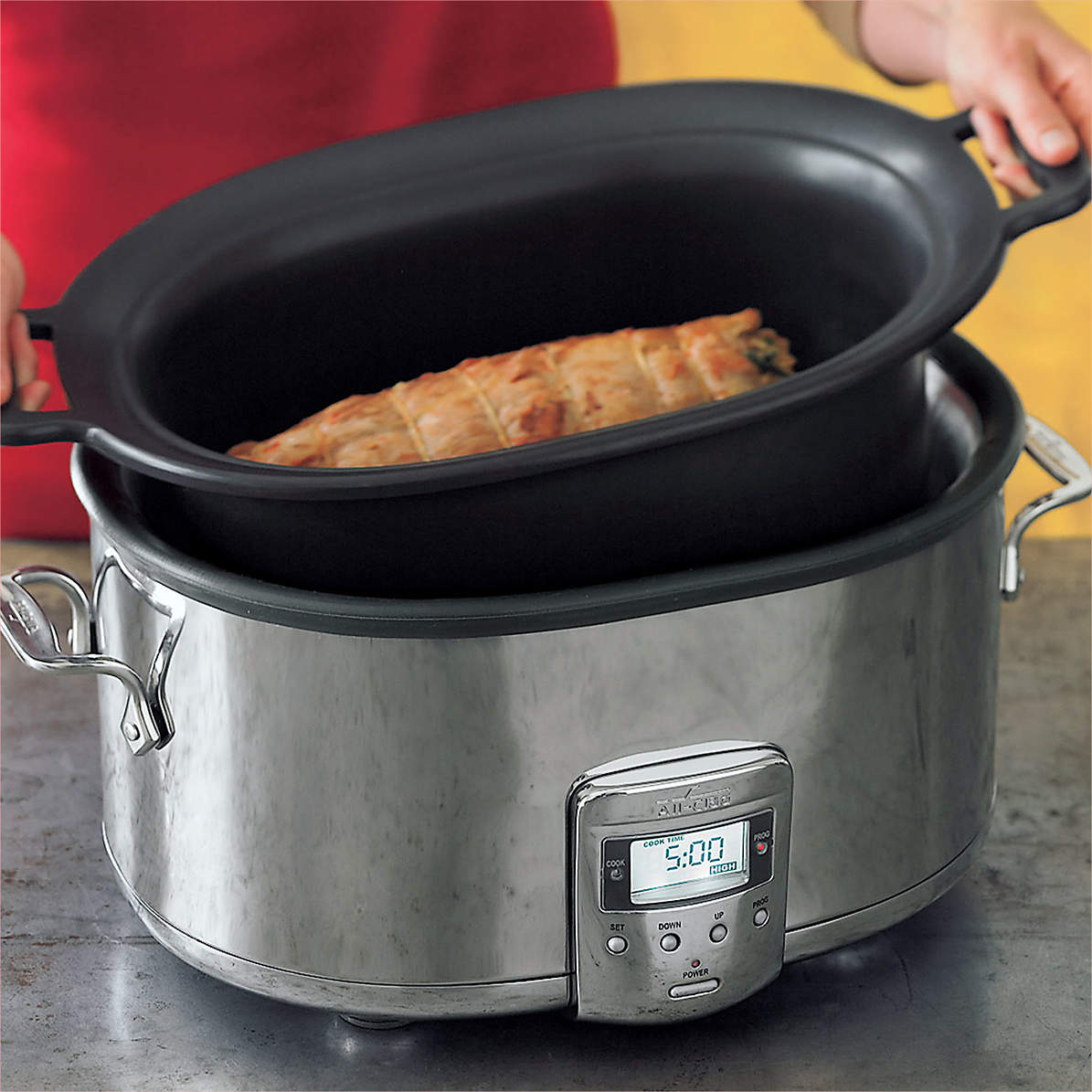 slow cooker with cast aluminum insert