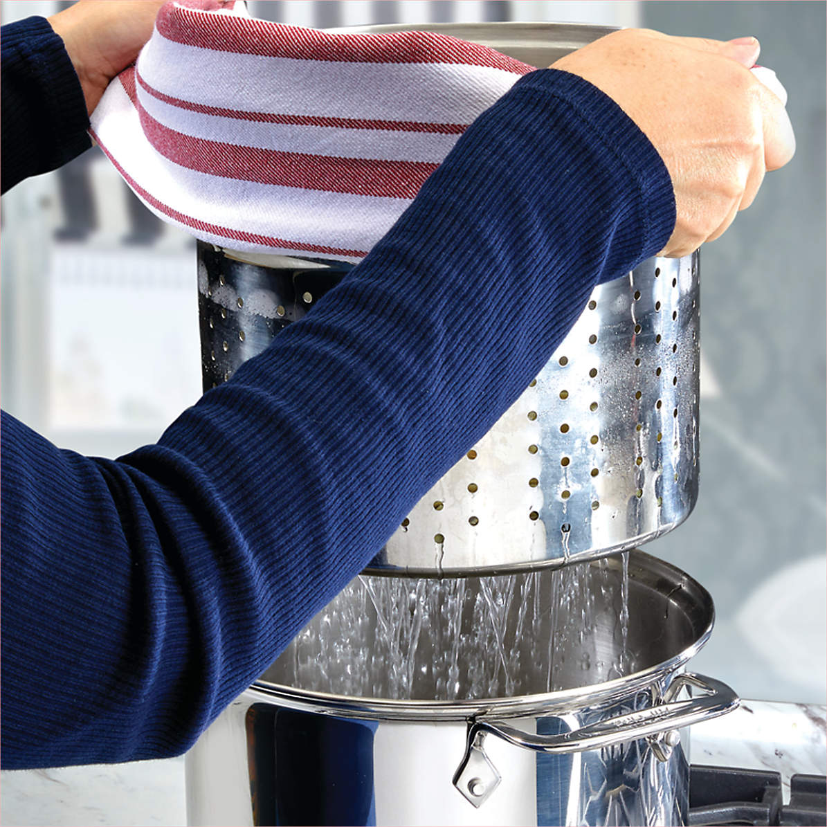 Silver All-Clad E9078064 Stainless Steel Multicooker with Perforated Steel Insert and Steamer Basket 8-Quart Silver All-Clad E9078064 Stainless Steel Multicooker with Perforated Steel Insert and Steamer Basket 8-Quart