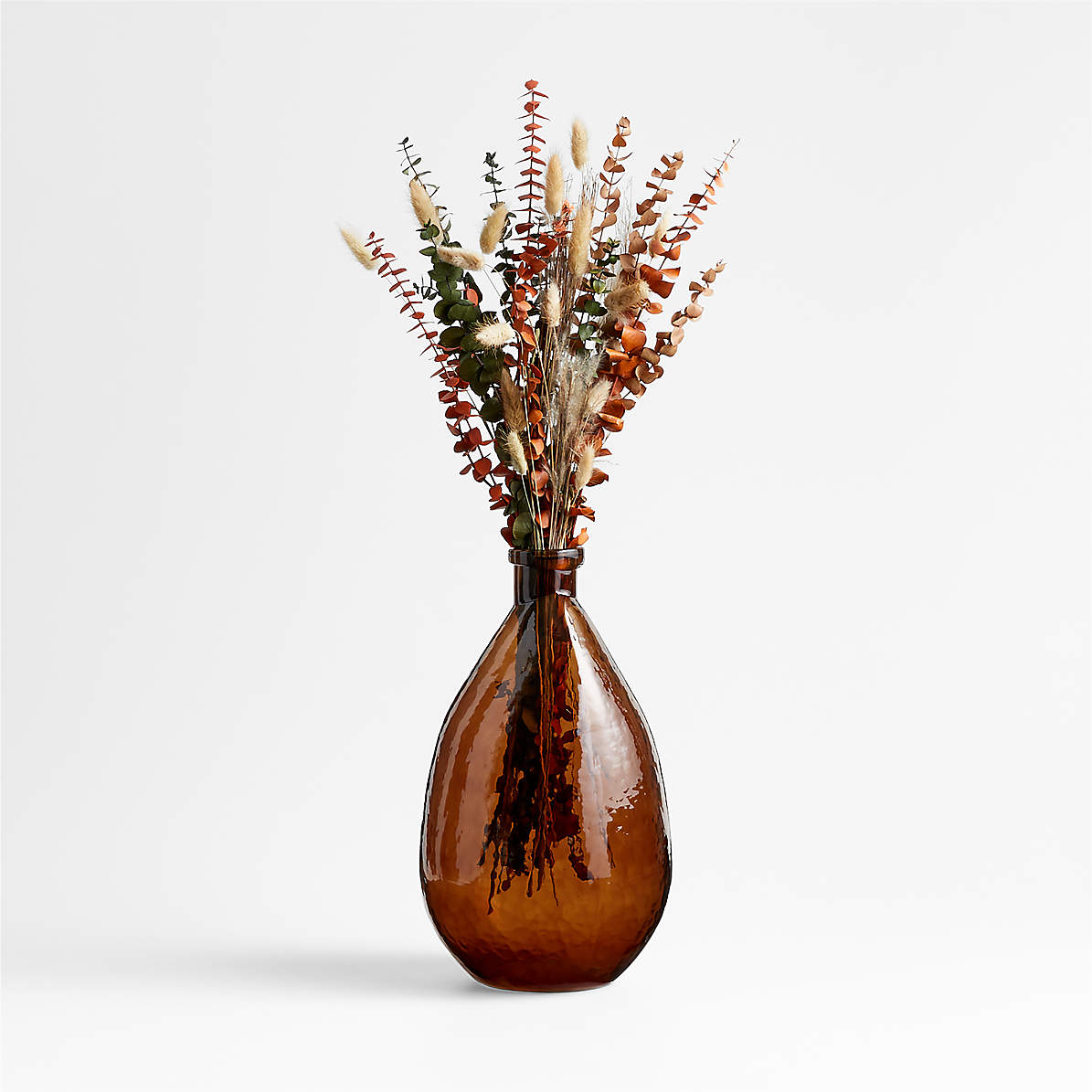 Beau bouquet de verdure et d'eucalyptus dans un vase en cristal · Creative  Fabrica