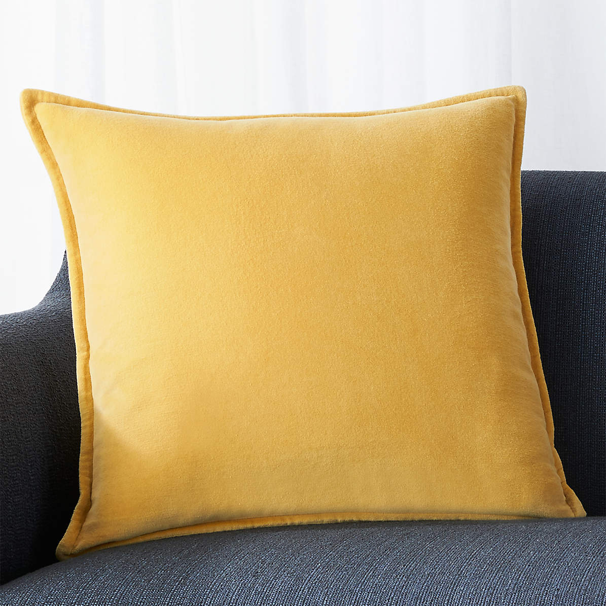 Желтые диванные подушки
