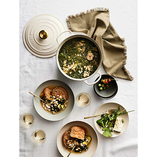 Le Creuset ® Signature 5.5-Qt. Cream Enameled Cast Iron Dutch Oven