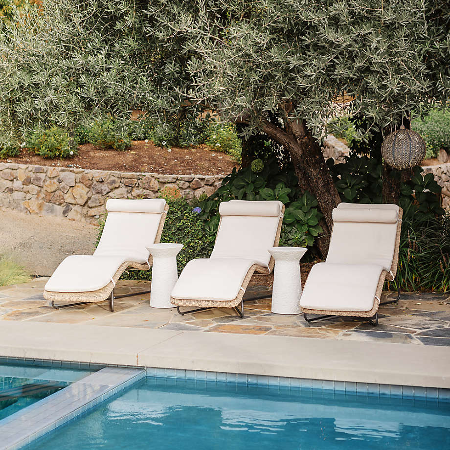 Resort style chaise deals lounge