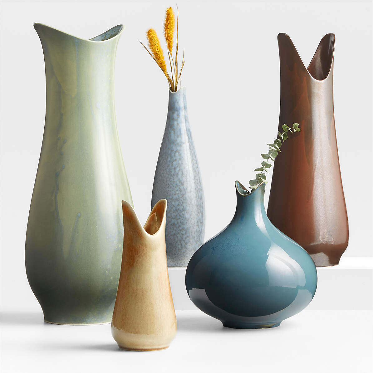 https://cb.scene7.com/is/image/Crate/EttenCrmcVasesFSSS23/$web_pdp_main_carousel_zoom_med$/240201135541/etten-ceramic-vases.jpg
