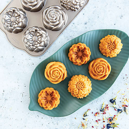 Nordic Ware ® Floral Cakelet Pan