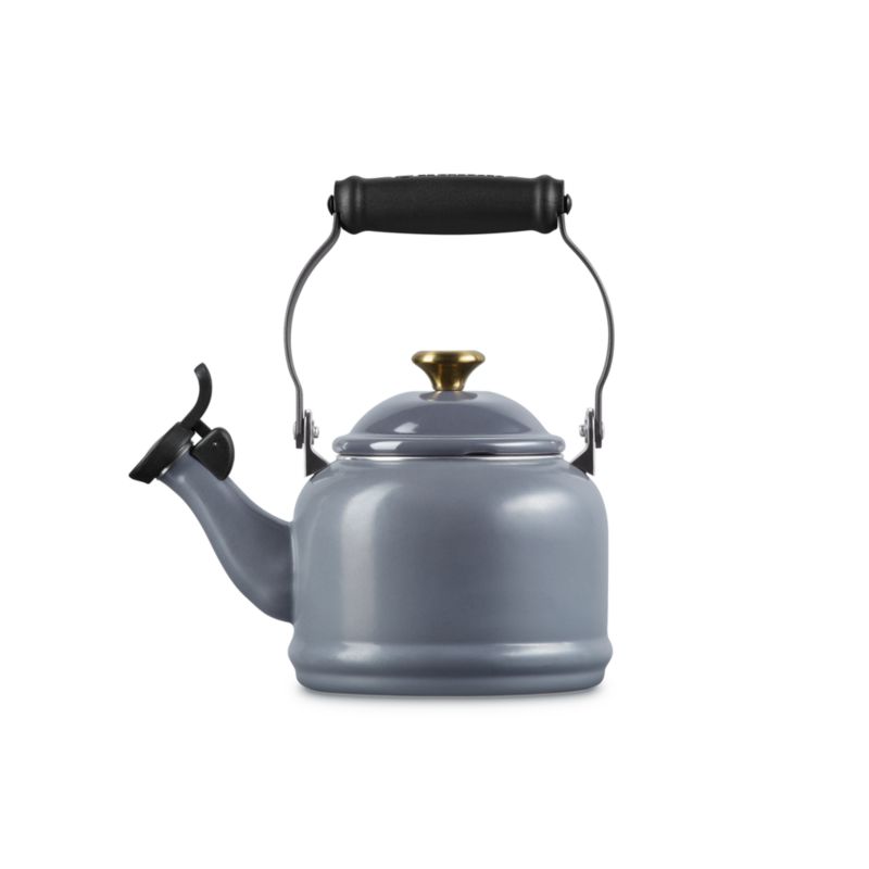 Le Creuset Set Regalo Demi: Bollitore In Acciaio Smaltato Da 1,25 L E 2 Tazze In Gres Da 396 Ml – Colore Ciliegia, Elegante E Funzionale