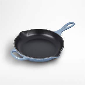 https://cb.scene7.com/is/image/Crate/LeCreuSg9inSklltChmSSS22_VND/$web_pdp_carousel_low$/220214141441/le-creuset-signature-chambray-9-skillet.jpg