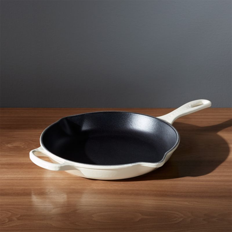  Le Creuset Enameled Cast Iron Signature Iron Handle Skillet, 9  (1-3/8 qt.), Oyster: Home & Kitchen