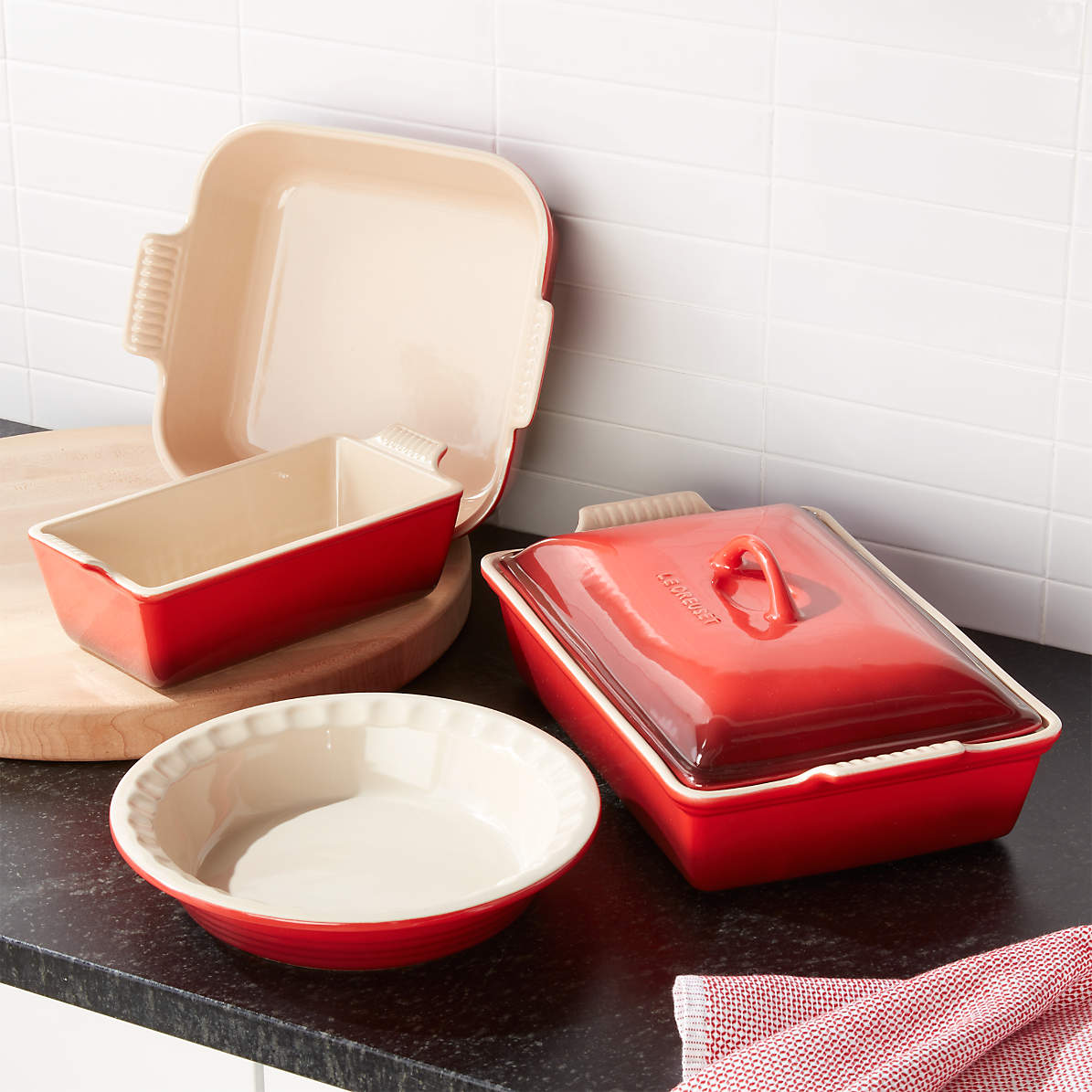 atmósfera Ponte de pie en su lugar aeronave Le Creuset 5-Piece Cerise Red Stoneware Ceramic Bakeware Set + Reviews |  Crate & Barrel
