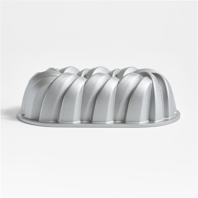 Nordic Ware Santa's Sleigh Loaf Pan, Cast Aluminum, 8 x 5 x 3