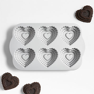 View Nordic Ware Tiered Heart Cakelet Pan details
