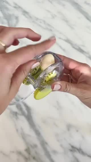 Play Chef'N GarlicZoom ® Garlic Chopper - video 1 of 2