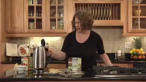 Play Cuisinart ® PerfecTemp™ Cordless Programmable Electric Tea Kettle - video 1 of 1