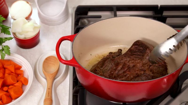 Play Le Creuset ® Signature 5.3L/5.5-Qt. Nuit Enameled Cast Iron Round Dutch Oven - video 1 of 2