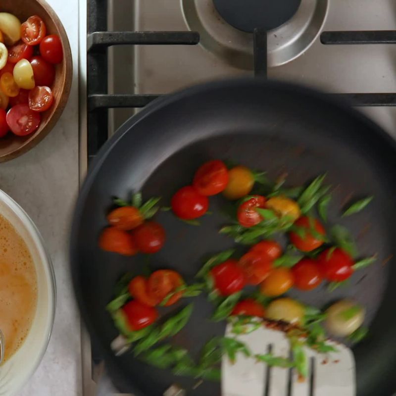 Play Le Creuset ® Toughened Non-Stick PRO 8" Fry Pan - video 3 of 4