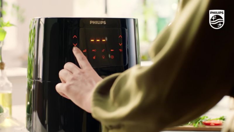 Play Philips Essential Digital Compact Basket AirFryer - video 1 of 1