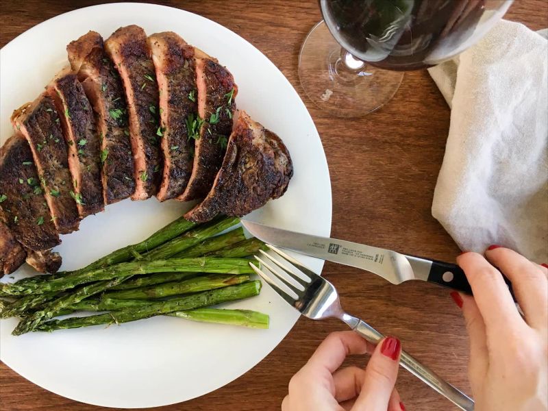 Play ZWILLING ® Pro Steak Knifes, Set of 4 - video 2 of 2