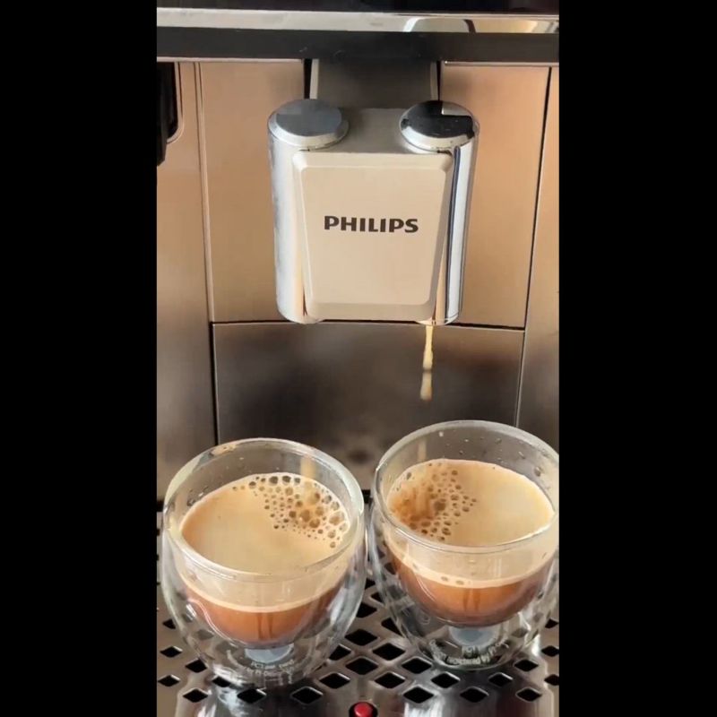 Play Philips 4400 Series Fully-Automatic Espresso Machine with LatteGo + Iced Coffees - video 1 of 2