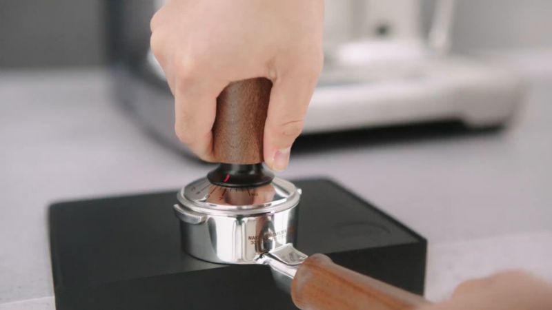 Play Breville ® Force Gauge Tamper ™ 54mm Espresso Tamper - video 1 of 1