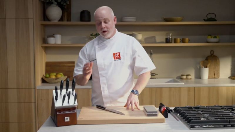 Play ZWILLING ® Pro 7-Piece Self-Sharpening Knife Block Set - video 1 of 2