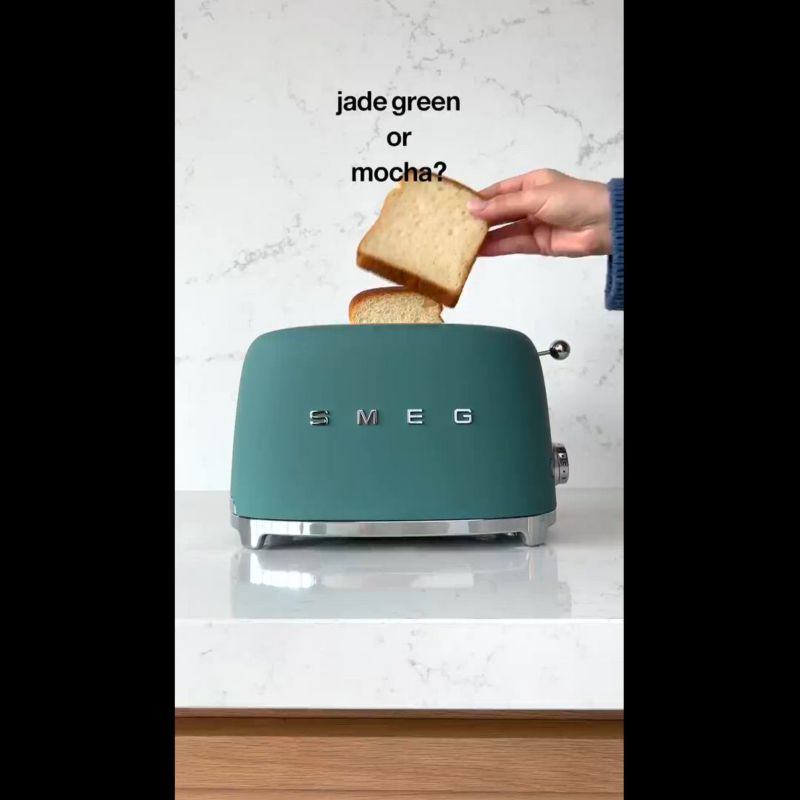 Play SMEG Matte Jade Green 2-Slice Retro Toaster - video 1 of 2