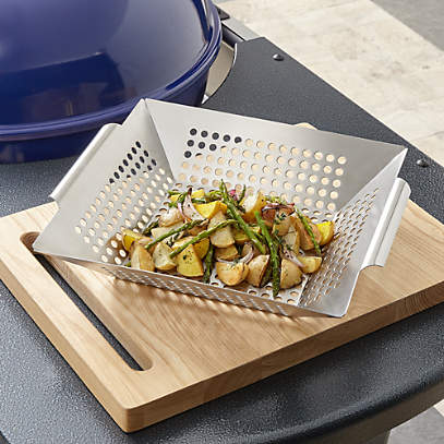 How to use a grill basket correctly for vegetables and seafood
