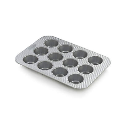 Le Creuset Snowflake 12 Cup Holiday Non-Stick Bakeware Cupcake Muffin Tray  Pan