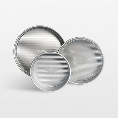 View USA Pan 3-Piece Round Cake Pan Set details
