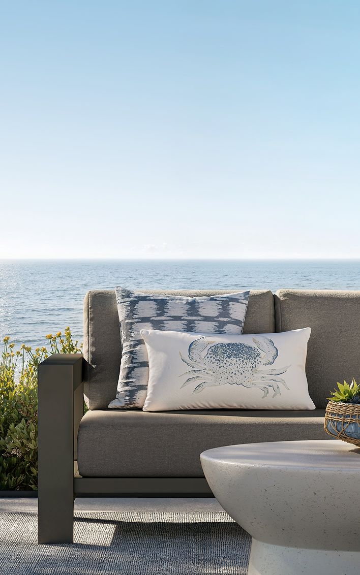 <終了> Crate & Barrel (クレイトアンドバレル)の本棚 飾り棚 Modern Furniture Store, Home Decor & Wedding Registry | Crate & Barrel