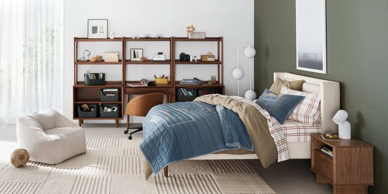 kids bedroom with workspace